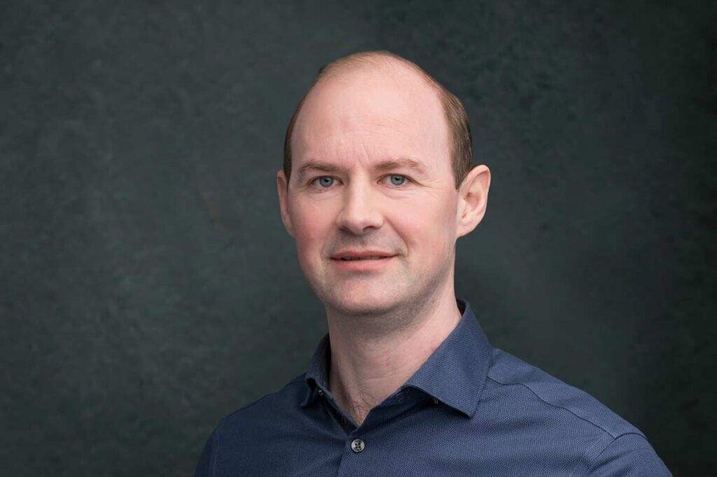 Corporate Headshots Cambridge 1 dark corporate headshots 003